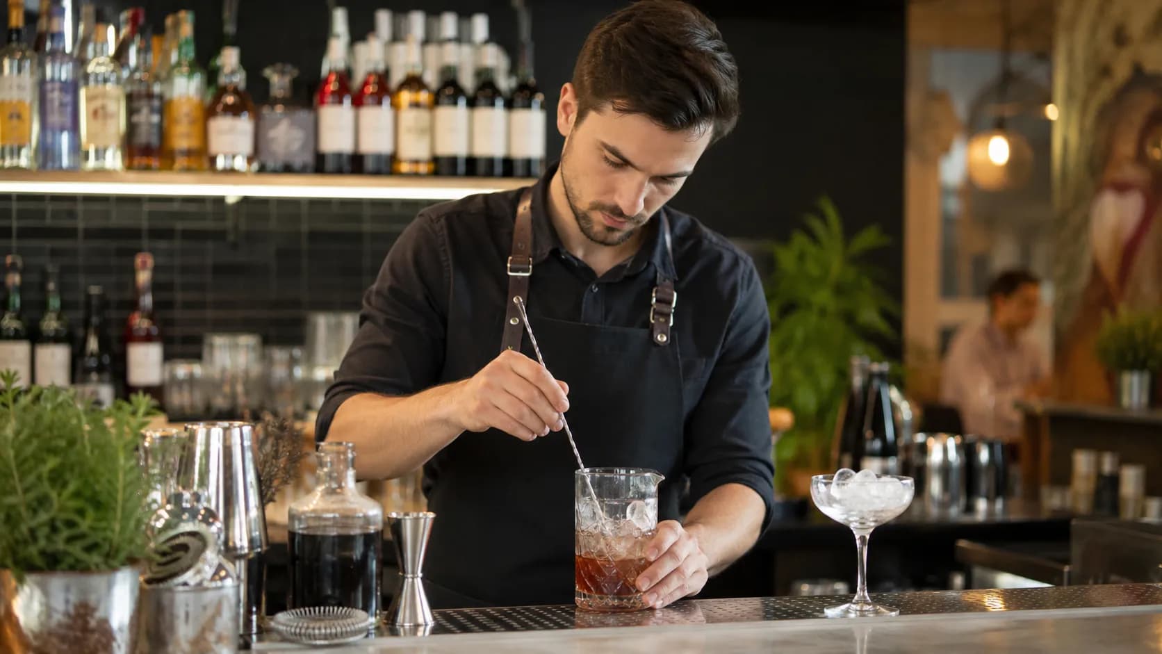 Que formação precisa um empregado de balcão e bar